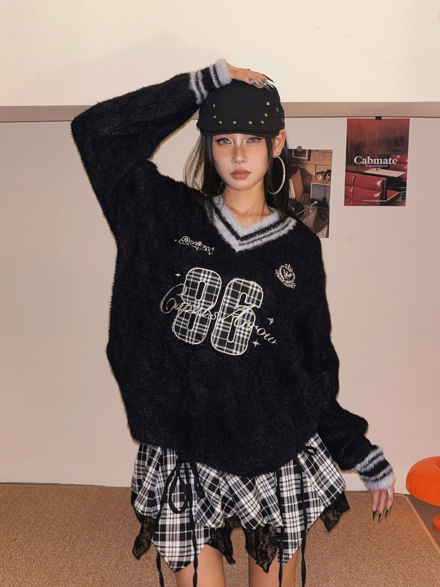 

Свободный женский свитер с V-образным вырезом, вышивкой и клетчатым узором, в американском ретро-стиле, теплый вязаный топ для уличного стиля, осень-зима