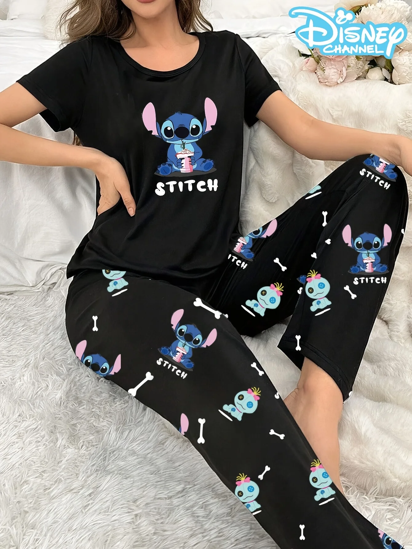 

Женский пижамный комплект с милыми принтами Disney Stitch, состоящий из топа с короткими рукавами и брюк, удобный для дома или прогулок на улице.