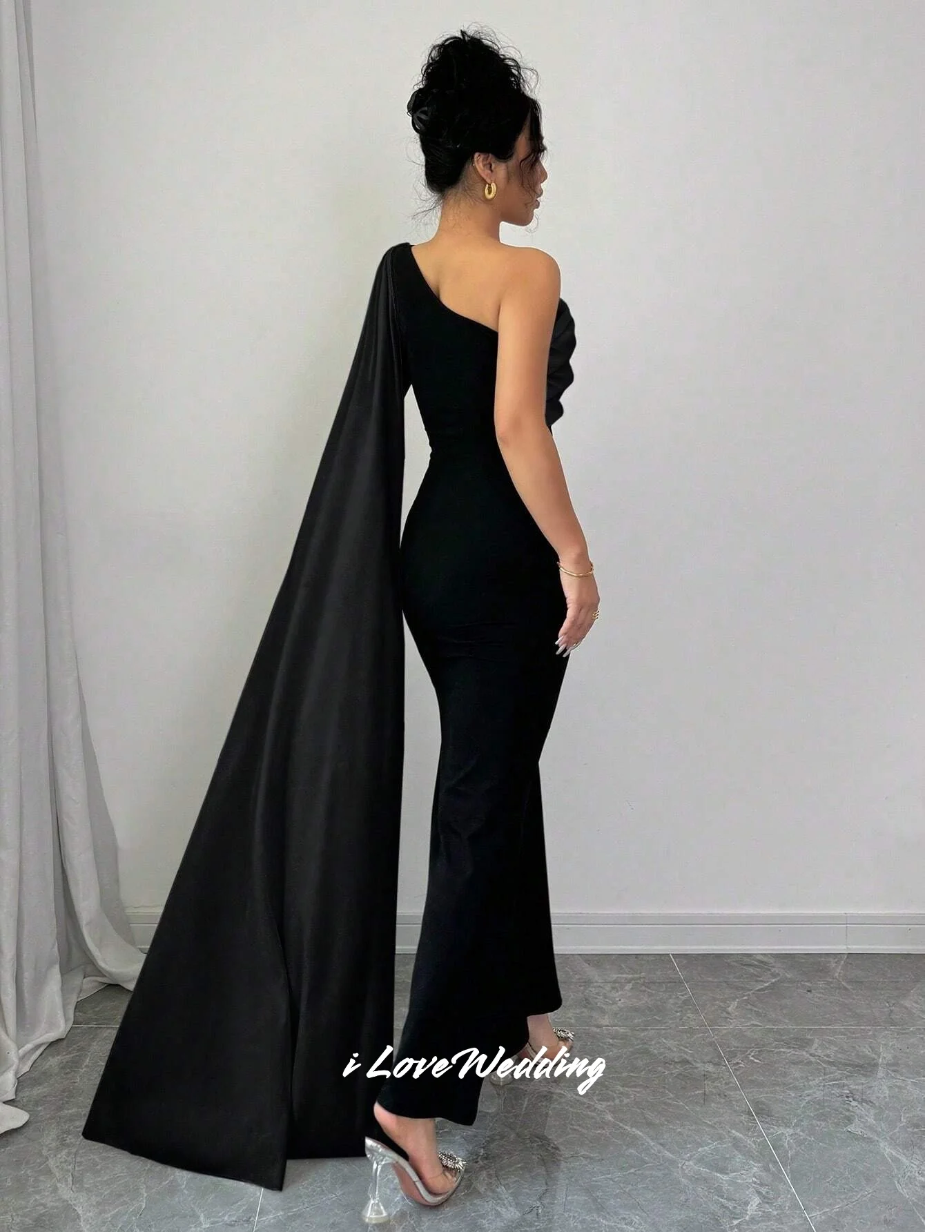 Abito da sera monospalla nero 2025 Abito da cerimonia nuziale pieghettato alla caviglia con scialle a fiori a maniche lunghe in raso personalizzato