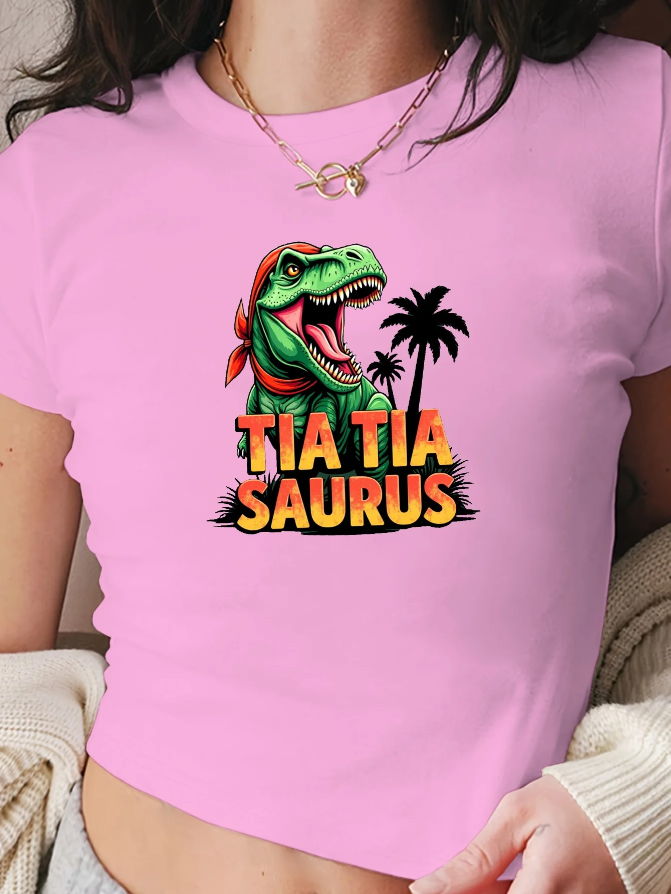 تي شيرت Tia Saurus Dinosaur Bandana للسيدات بأكمام قصيرة ورقبة دائرية ونمط مطبوع كاجوال - نسائي