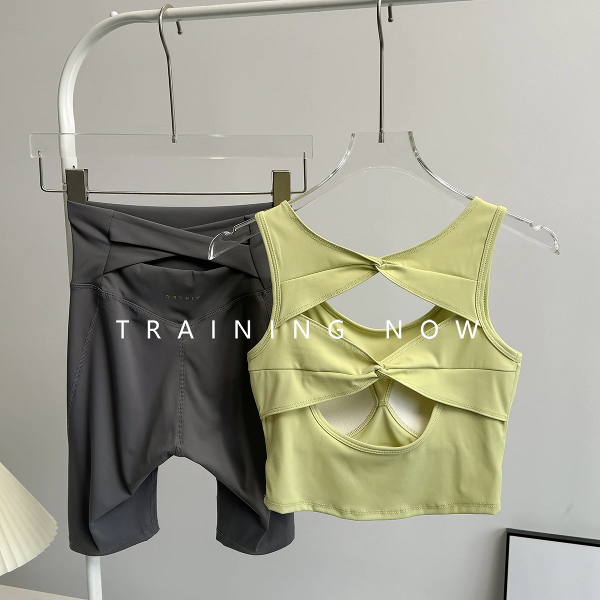 

Костюмы для йоги для женщин, новинка 2023 года, тренировочные костюмы для пилатеса с короткими рукавами для женщин, модная одежда для фитнеса с нагрудником, спортивный топ