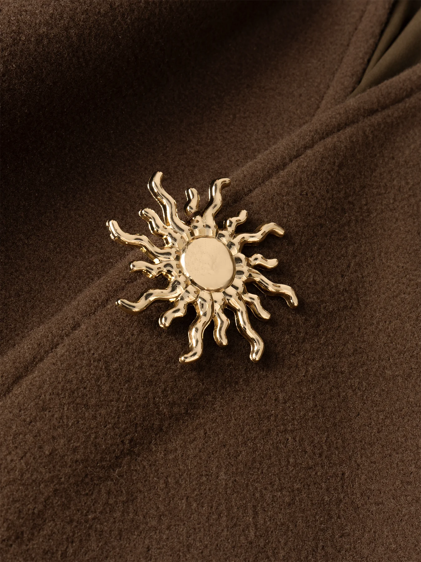 هذا الياقة البنية الأنيقة والمعطف الصوفي بإبزيم مزخرف ذهبي للنساء في الخريف والشتاء هو التخسيس