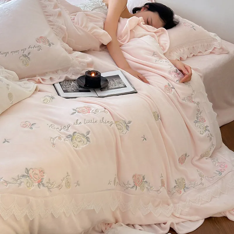 

Four-piece autumn and winter thickened warm flower lace embroidered fleece quilt cover bedding pink white high-end ruffle edge