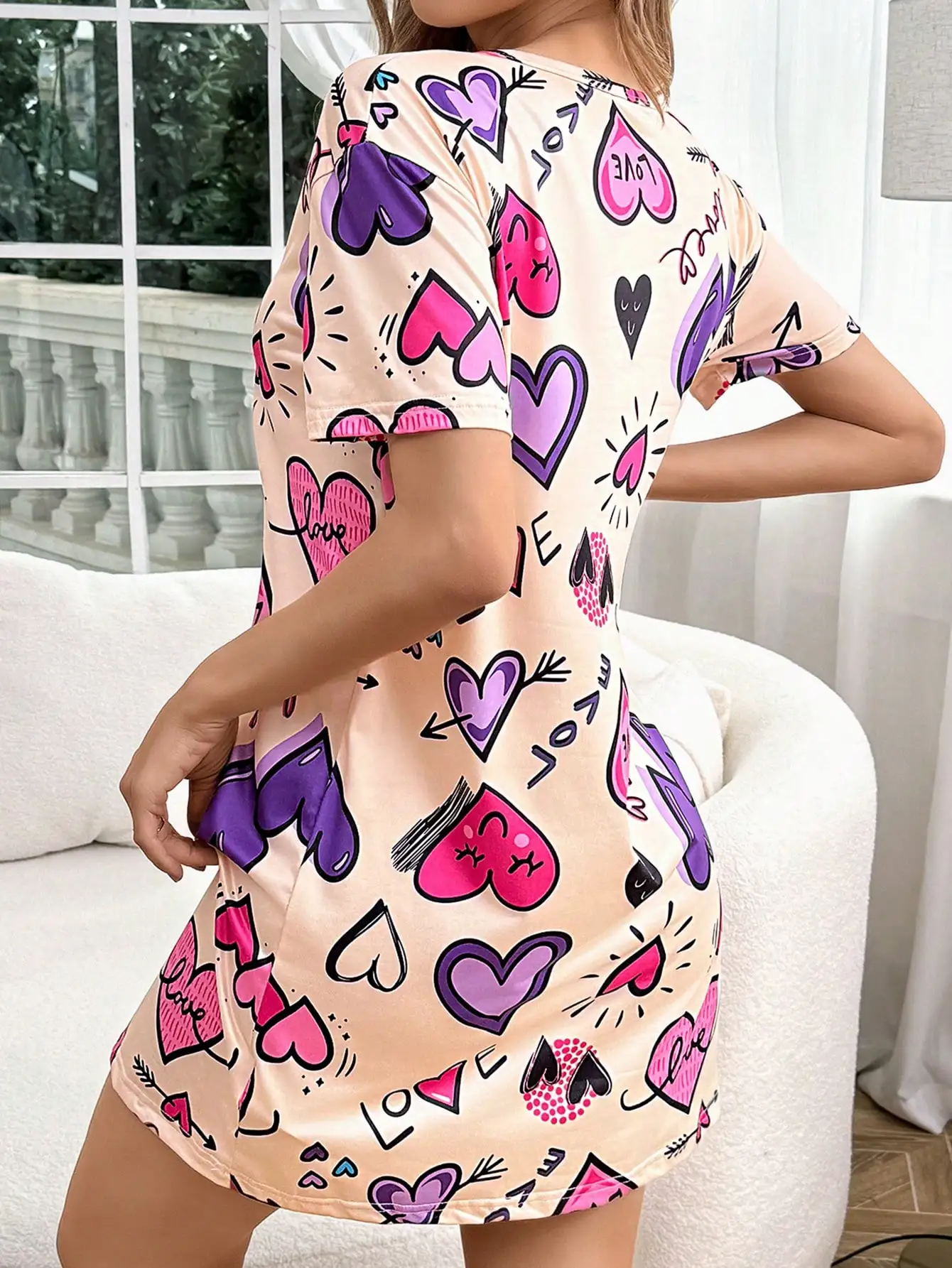 

Ночная рубашка с круглым вырезом и короткими рукавами с принтом в виде сердечек и букв для женщин