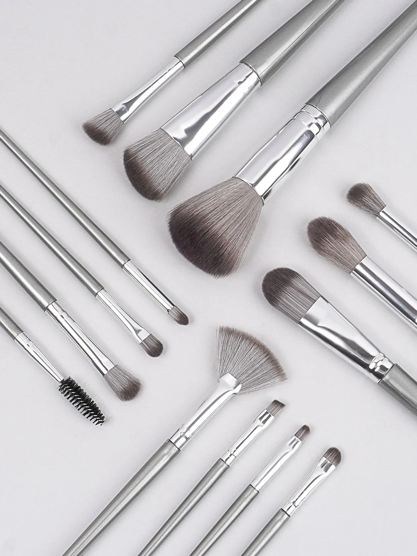 ชุดแปรงแต่งหน้าสีเงิน 14 ชิ้น + พัฟสามเหลี่ยมสีเทา 2 อัน และฟองน้ำรูปหยดน้ำสีดำ 2 อัน - ชุดอุปกรณ์แต่งหน้าระดับมืออาชีพครบชุดสำหรับ