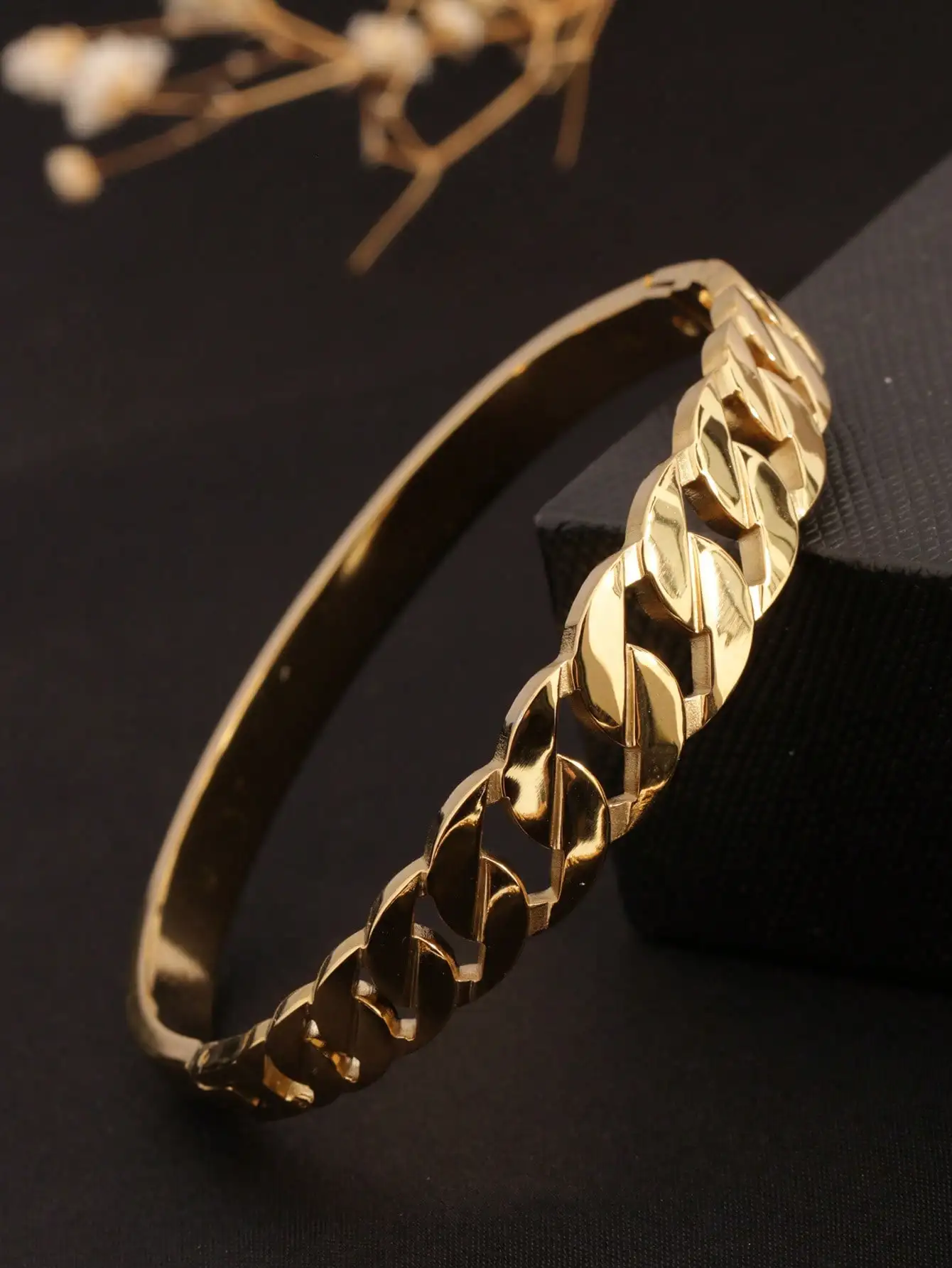 1 Piece of a Wide, Irregularly Shaped Hollow Chain Bracelet in 18K Gold Stainless Steel with a Vintage Clasp Design, Featuring a Retro Style That Is Fashionable and Versatile, Suitable for Women and Men to Wear Daily for Work or Commuting, a Perfect Gift for a Close Friend
