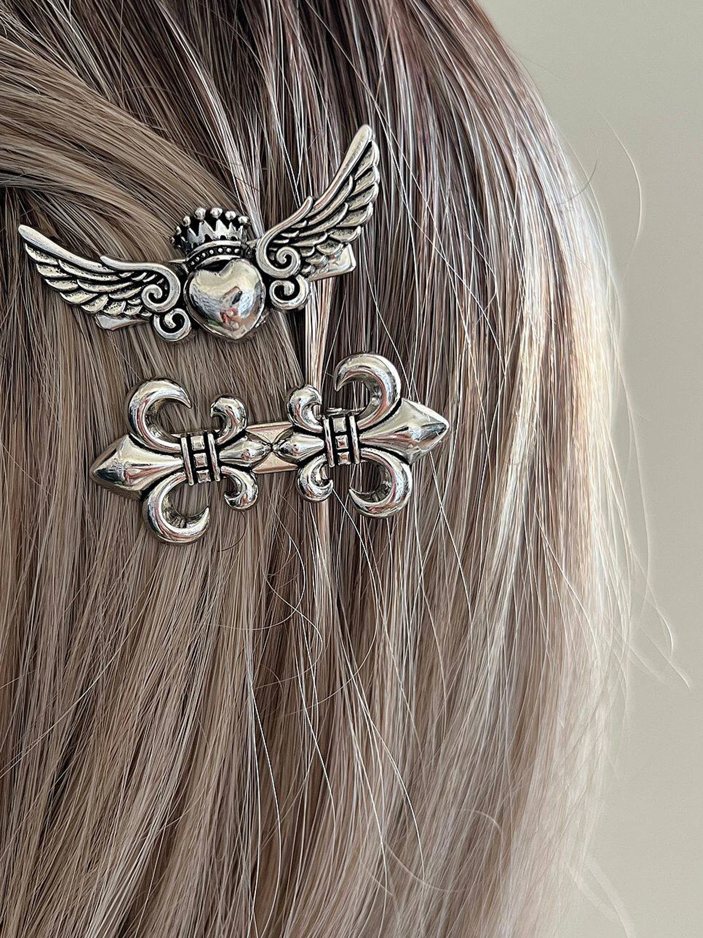 ゴシックスタイルサイドヘアクリップ女性のヴィンテージシルバーフェザーエッジヘアクリップナチュラルヘアラインダックビルクリップファッショナブルなトレンド