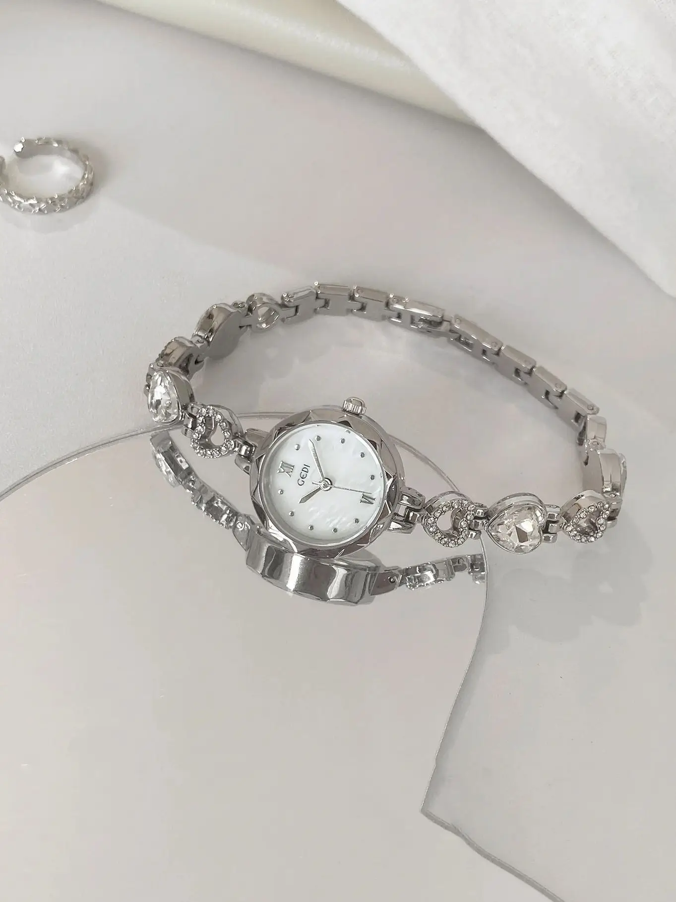 

Ретро-часы-браслет класса люкс для женщин, высококачественные кварцевые наручные часы с маленьким циферблатом и кристаллами в форме сердца, подарок для женщин