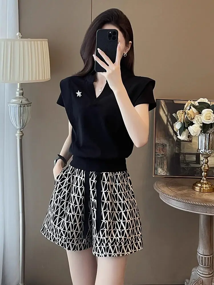 

Модный комплект для женщин: весенне-летняя рубашка с V-образным вырезом и шорты с высокой талией, комплект из двух предметов для стройного силуэта