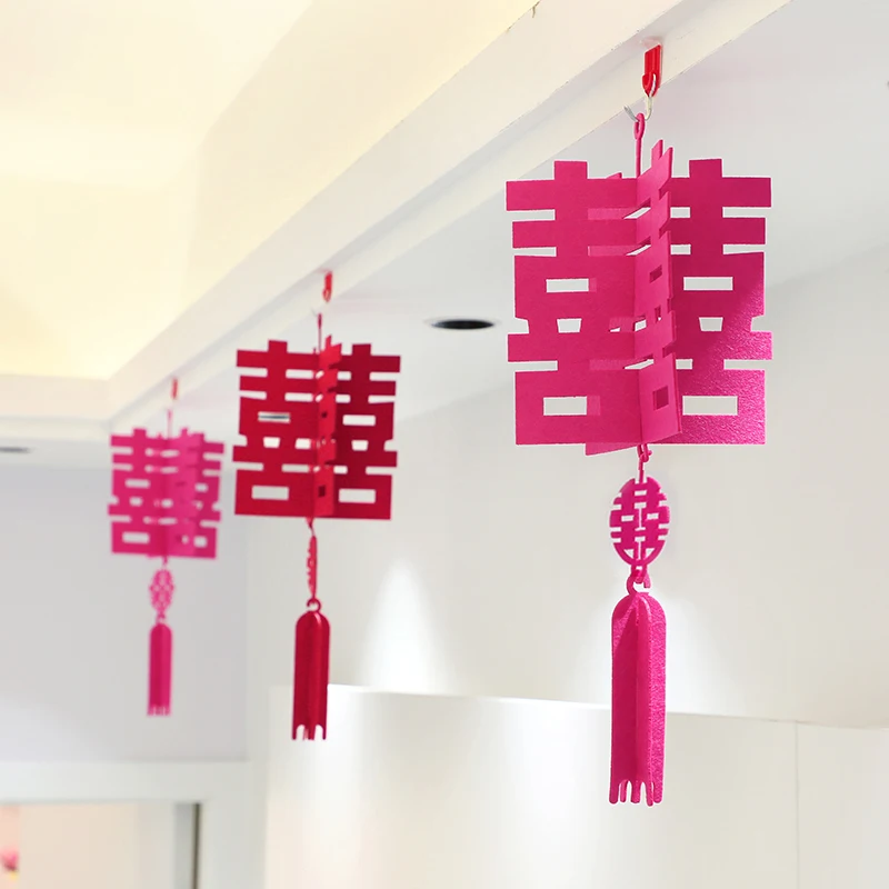 

Decorate the living room with wedding decorations