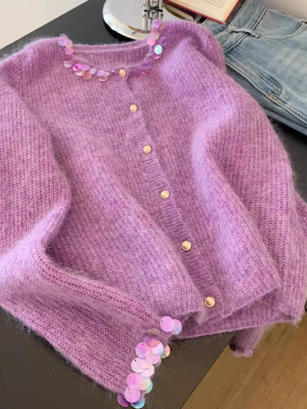 Paars gebreid vest met ronde hals en pailletten voor dames Temperament Nieuwe luie zachte stijl Zachte trui met enkele rij knopen