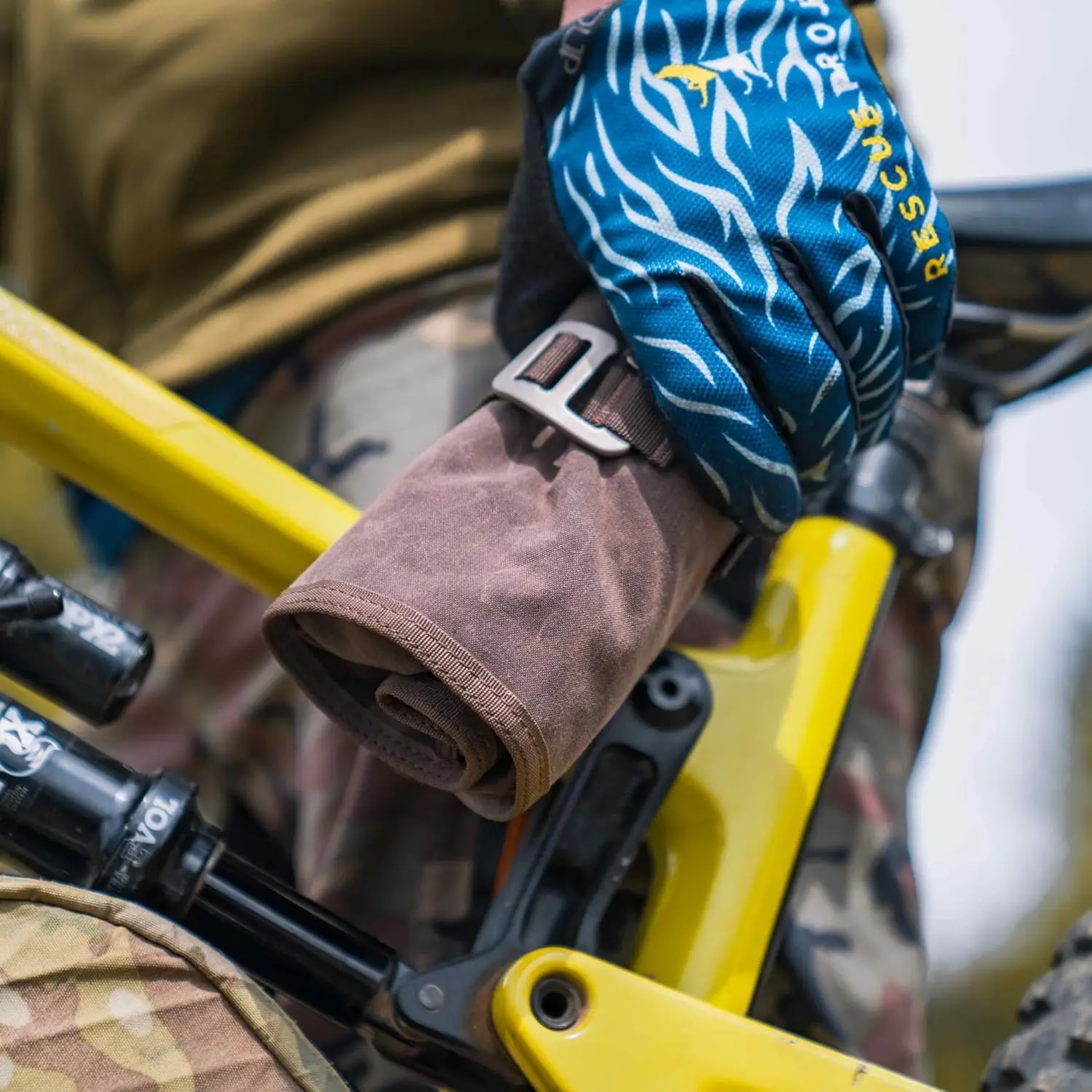 حقيبة تنظيم قابلة للطي للفنون والإلكترونية مع جيوب متعددة للأقلام والكابلات ومحركات الأقراص الصلبة |   قماش مشمع متين