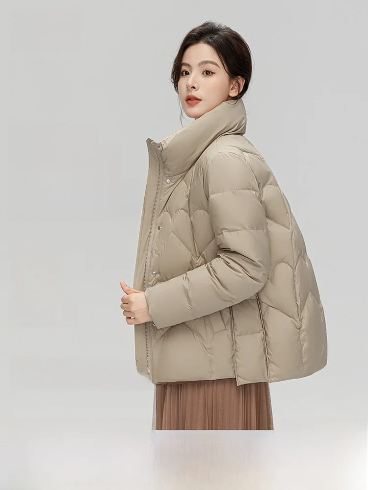 

Женская повседневная короткая пуховая куртка Snow Flying Spring 2026 с воротником-стойкой, в корейском стиле, для поездок на работу, больших размеров, стройнящая, ветрозащитная