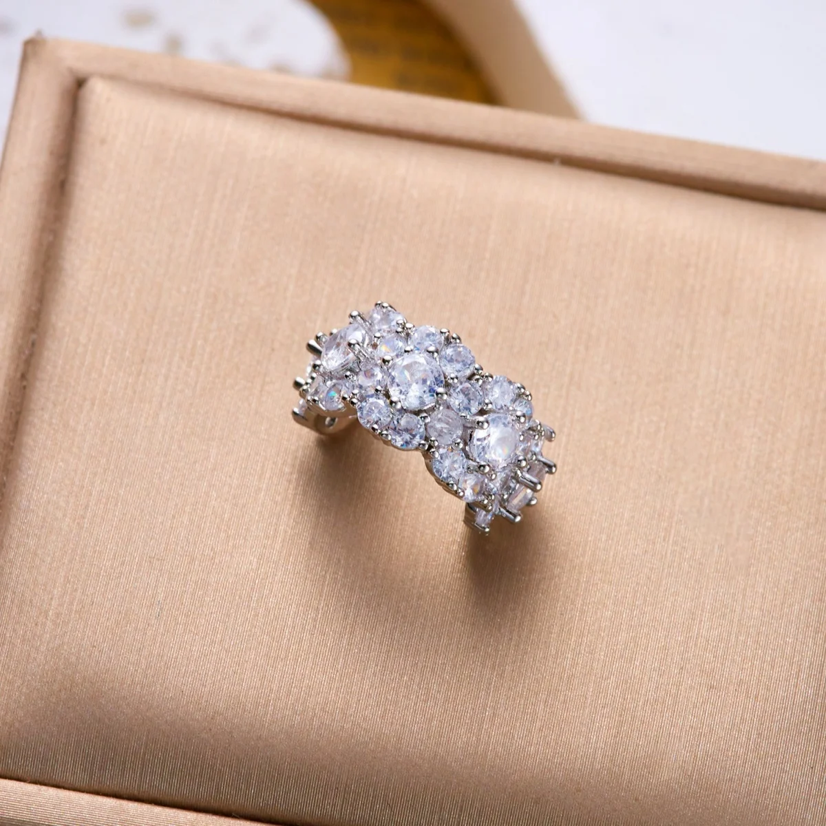 1 Stück Elegante Glänzende Zirkon-Blumen-Ohrklemmen für Damen und Herren Minimalistische Geometrische Blumen-Ohrmanschetten Ohne Piercing Schmuck – Detail 16
