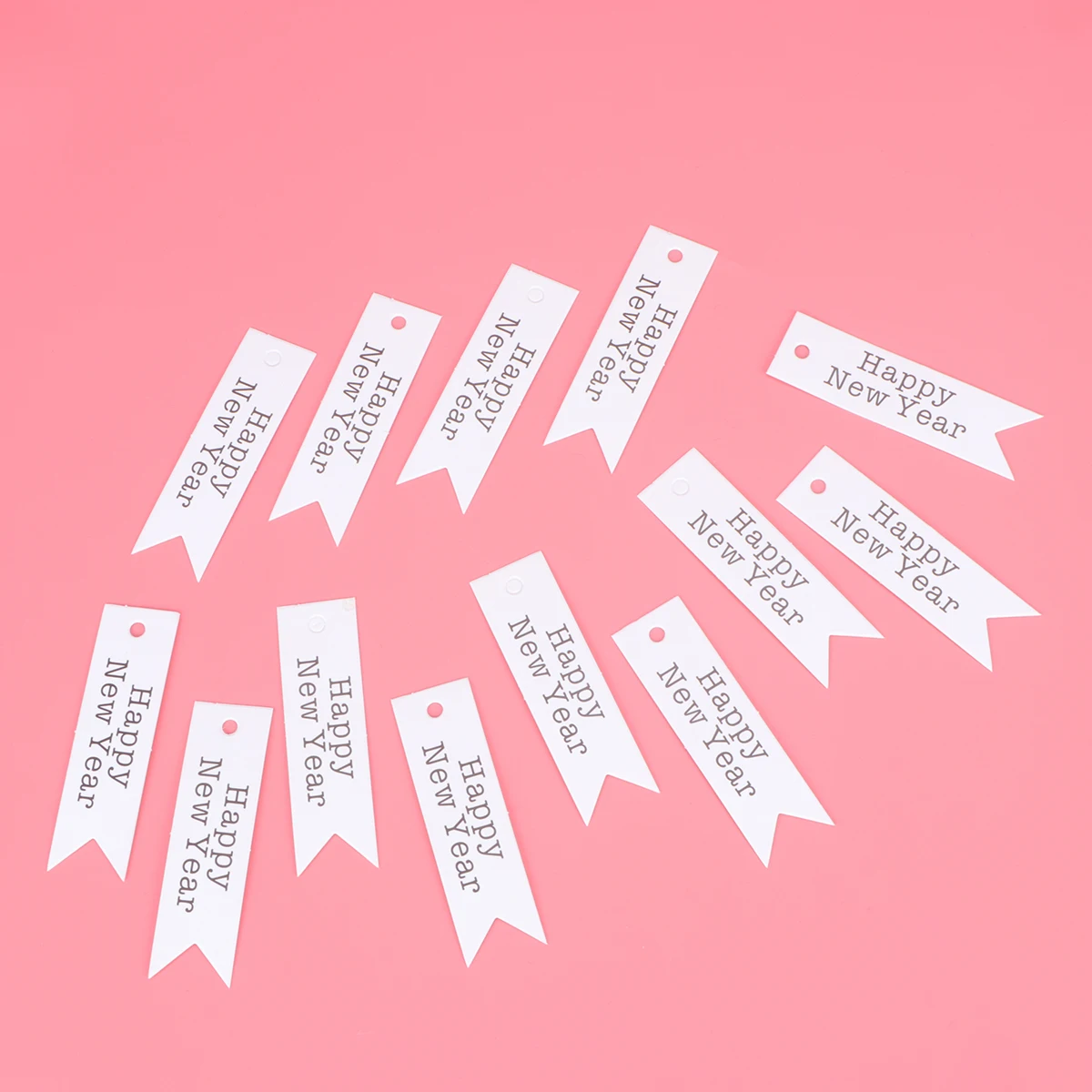 100pcs 스왈로우 테일 디자인 태그 새해 복 많이 받으세요 편지 인쇄 선물 태그 장식 크래프트 종이 태그 로프가있는 DIY 라벨 (흰색)
