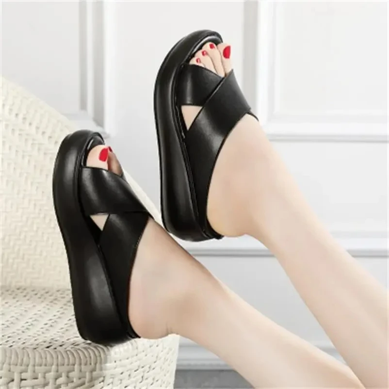 

2025 женские шлепанцы на платформе, новые летние женские тапочки из натуральной кожи, туфли на высоком каблуке, нескользящие женские тапочки, туфли на платформе