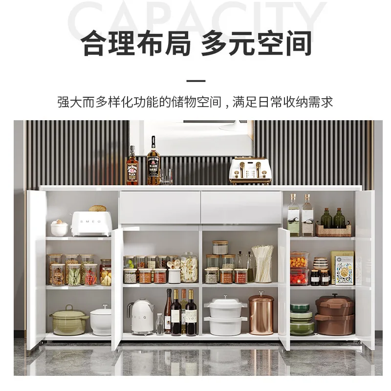 بلاطة صخرية فاخرة وخفيفة الوزن، جانب طعام من الخشب الصلب، مطبخ حديث وبسيط مقابل تخزين ضيق على الحائط