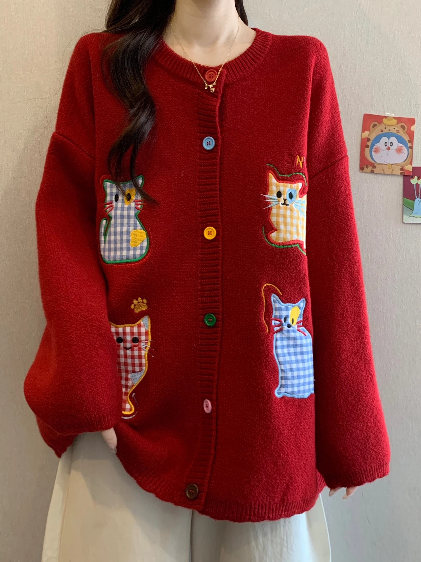 

Красный вязаный свитер-кардиган свободного кроя для женщин с вышитым мультяшным дизайном, осенне-зимняя модная повседневная вязаная одежда