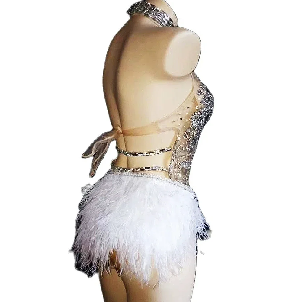 Body senza maniche da donna con strass brillanti Cantante Stage Wear Abiti con piume bianche Guanti da ballo da sera Drag Queen Outfit
