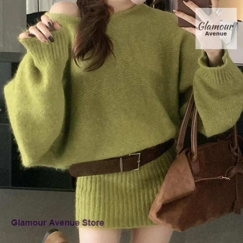 

South Korea wears a bottoming sweater and hip skirt. Women wear a long-sleeved dress with thin shoulders in autumn and winter.