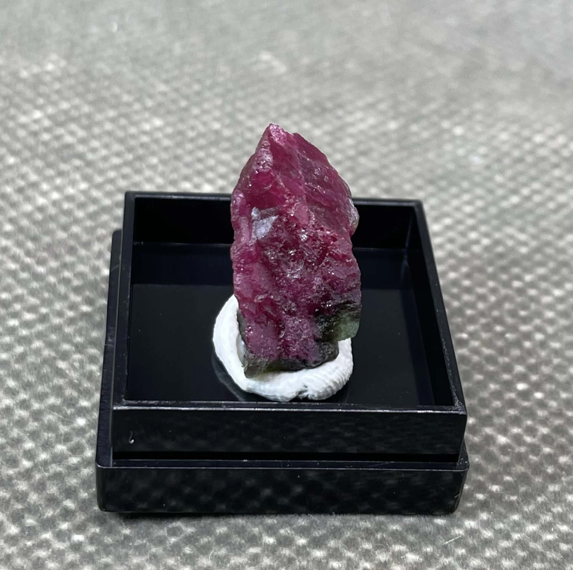 NEW! BEST! 100% natural Myanmar Fluorescent Ruby rough mineral stones and crystals healing crystals quartz (box size 2.6cm)