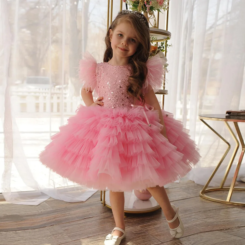 Maßgeschneidertes, elegantes, gestuftes, rosafarbenes Ballkleid mit Pailletten für Babys, O-Ausschnitt, knielang, rückenfrei, Blumenmädchenkleider, Festzugskleider – Detail 3