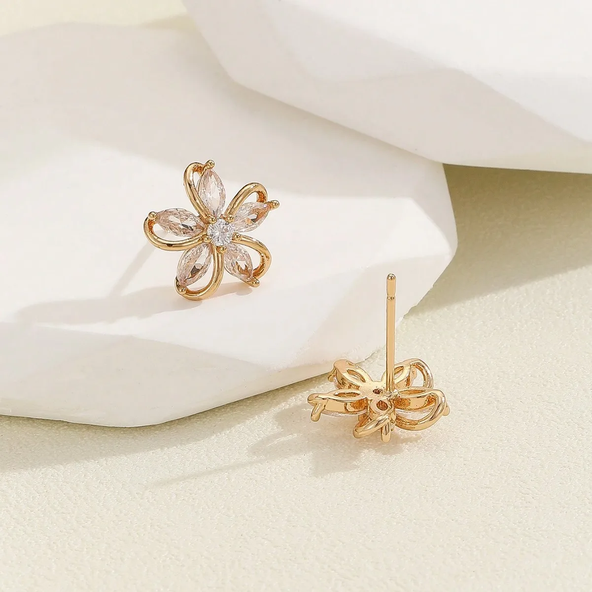 Dainty Flower Stud Earrings for Women Piercing Cartilage Ear Ring Cute Zircon Gold Color Women\'s Aesthetic Jewelry Gift