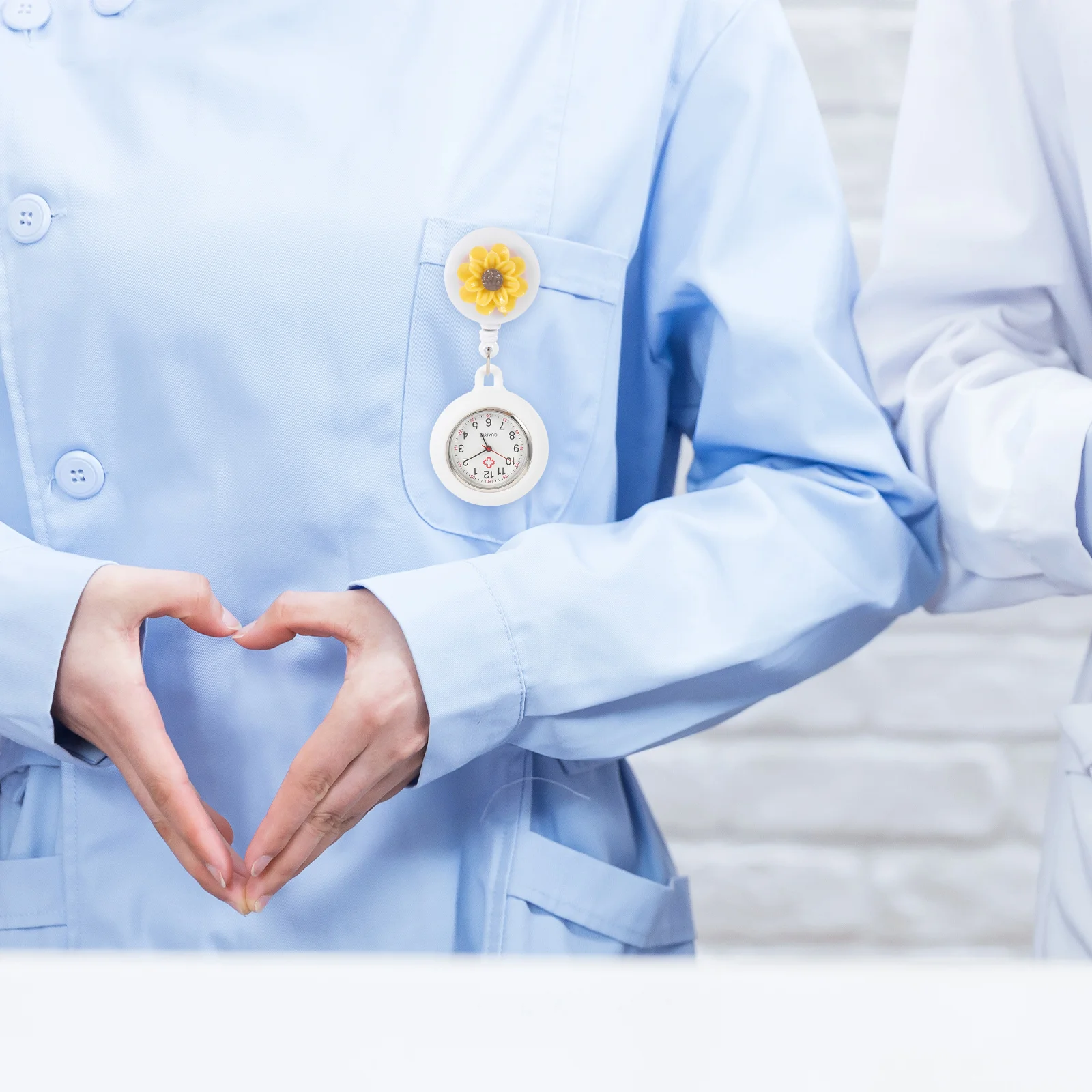 

Portable Nurse Watch Retractable Clip on Pocket Watch with Silicone Cover for Medical Staff Exquisite Detail Chic Style Use