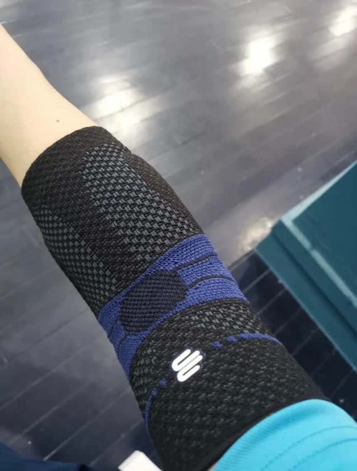 Especialidad deportiva de baloncesto, tenis y bádminton que absorbe el sudor y transpirable, con protección para los codos