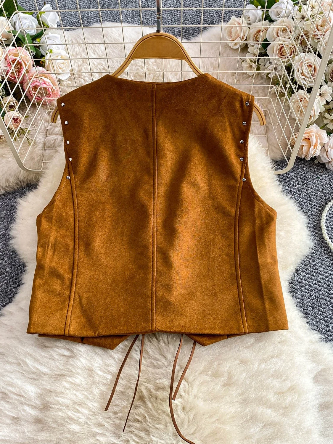 เสื้อกั๊กถักแบบหนาสีน้ำตาลสำหรับผู้หญิง แบรนด์ Vaion ผ้าหนังกลับลายกวาง ทรงวี เหมาะสำหรับใส่เดินทาง ให้ความอบอุ่นระดับปานกลาง