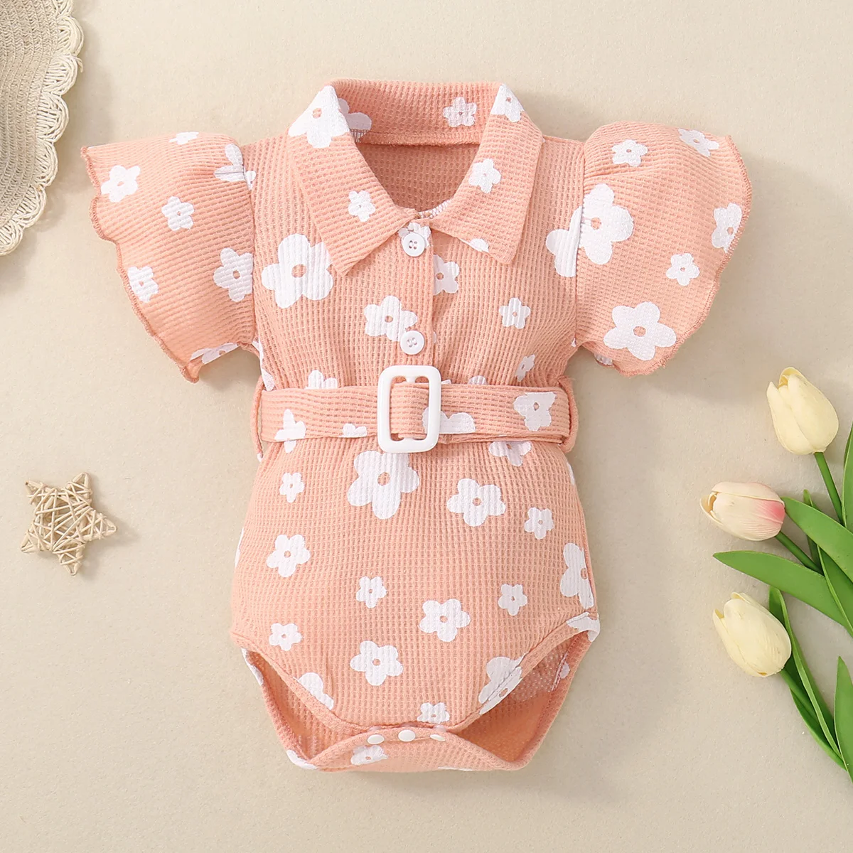 macacao-curto-para-bebe-menina-em-caqui-com-estampa-de-flor-branca-roupas-doces-e-fofas-para-bebes