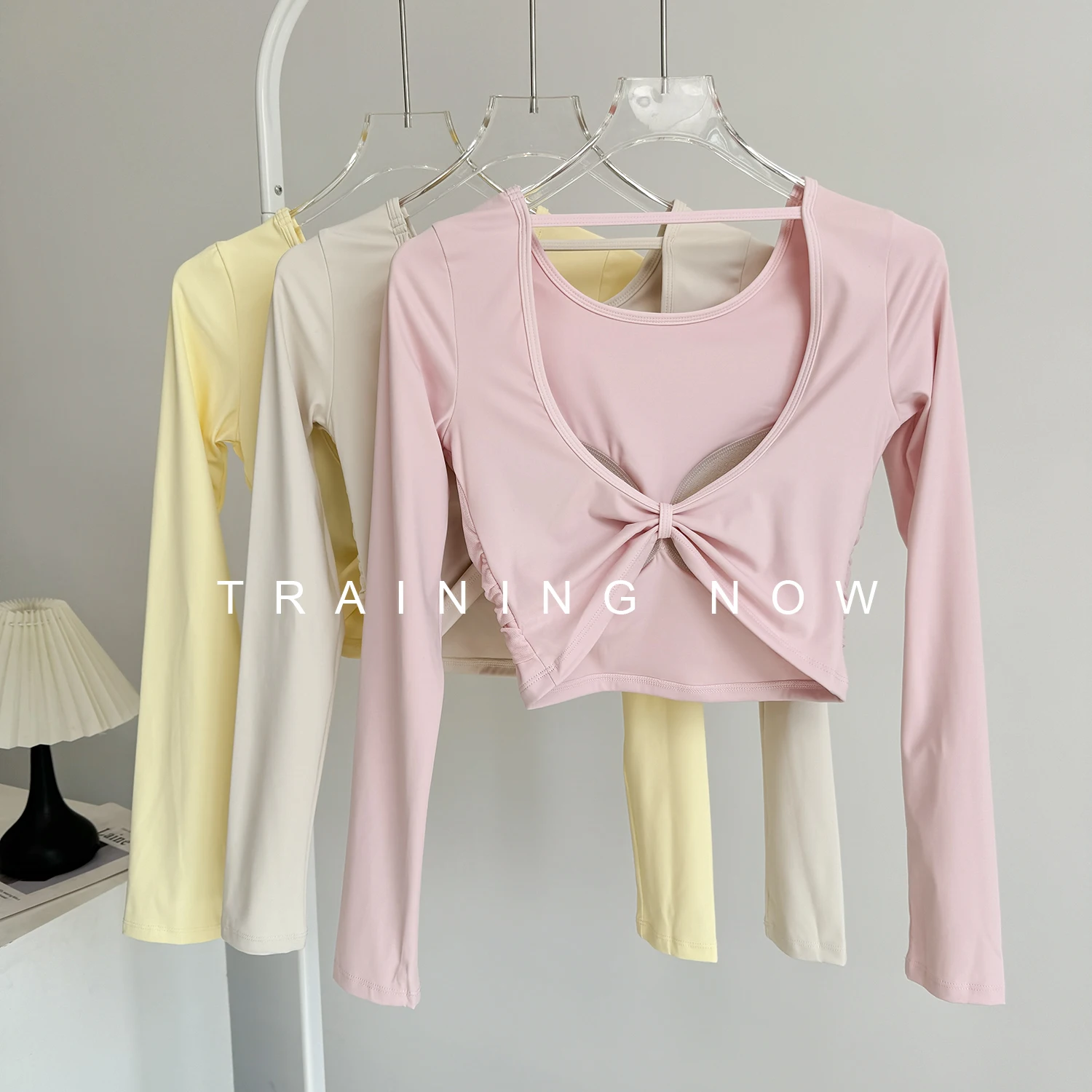 

Сексуальные и красивые женские шорты для фитнеса с длинными рукавами и нагрудными подушечками, красивые спортивные топы, одежда для пилатеса и йоги для