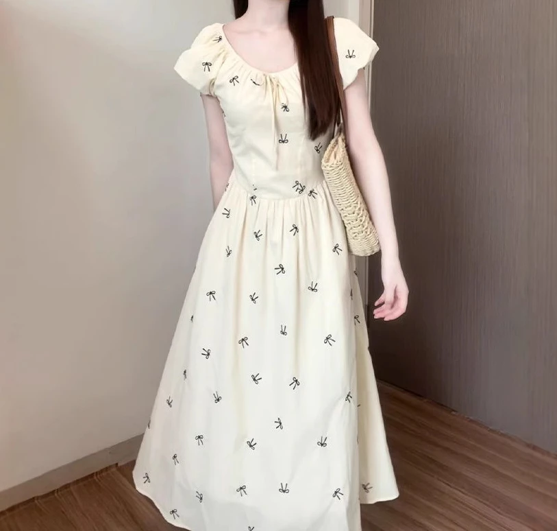 Abito da donna con maniche a sbuffo francese con gonna lunga floreale con temperamento estivo in vita