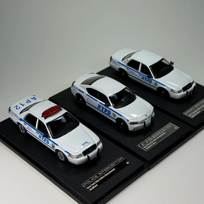 en-stock-modele-de-voiture-miniature-en-alliage-moule-sous-pression-1-64-de-la-police-de-new-york-cadeau-de-vacances