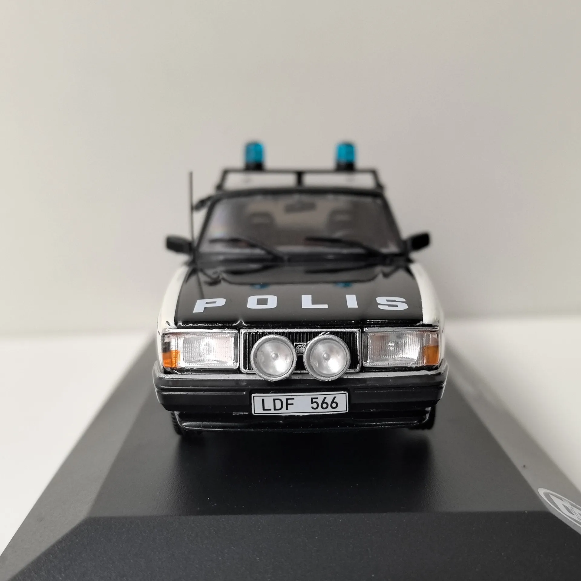 상자 균열 다이캐스트 T9 1:43 스케일 볼보 240 IXO 합금 자동차 모델 소장 장난감 선물 기념품 디스플레이 장식품