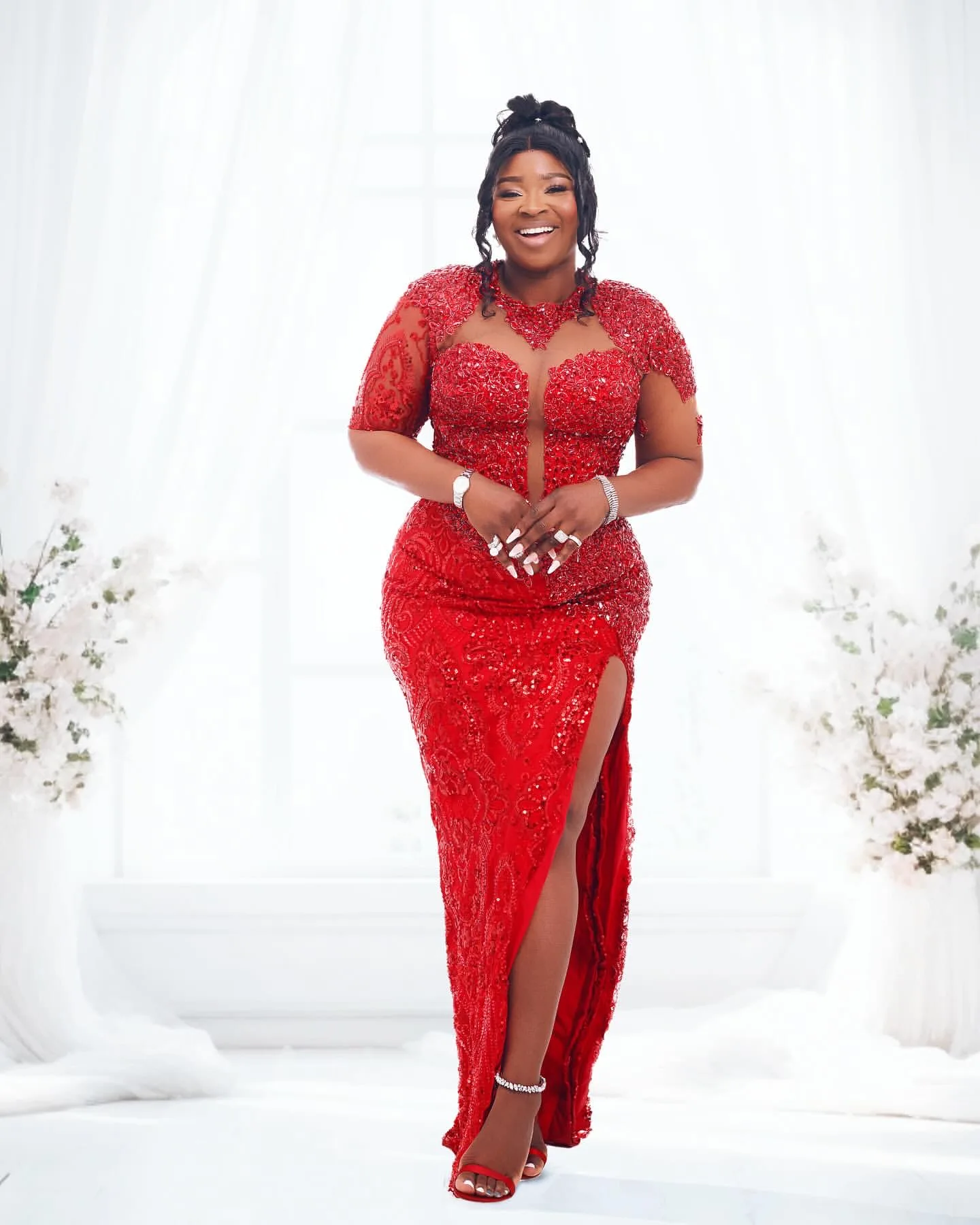 Bainha vermelha 2026 vestidos de baile cristais frisados alta divisão lantejoulas noite formal festa aniversário vestidos zj2644