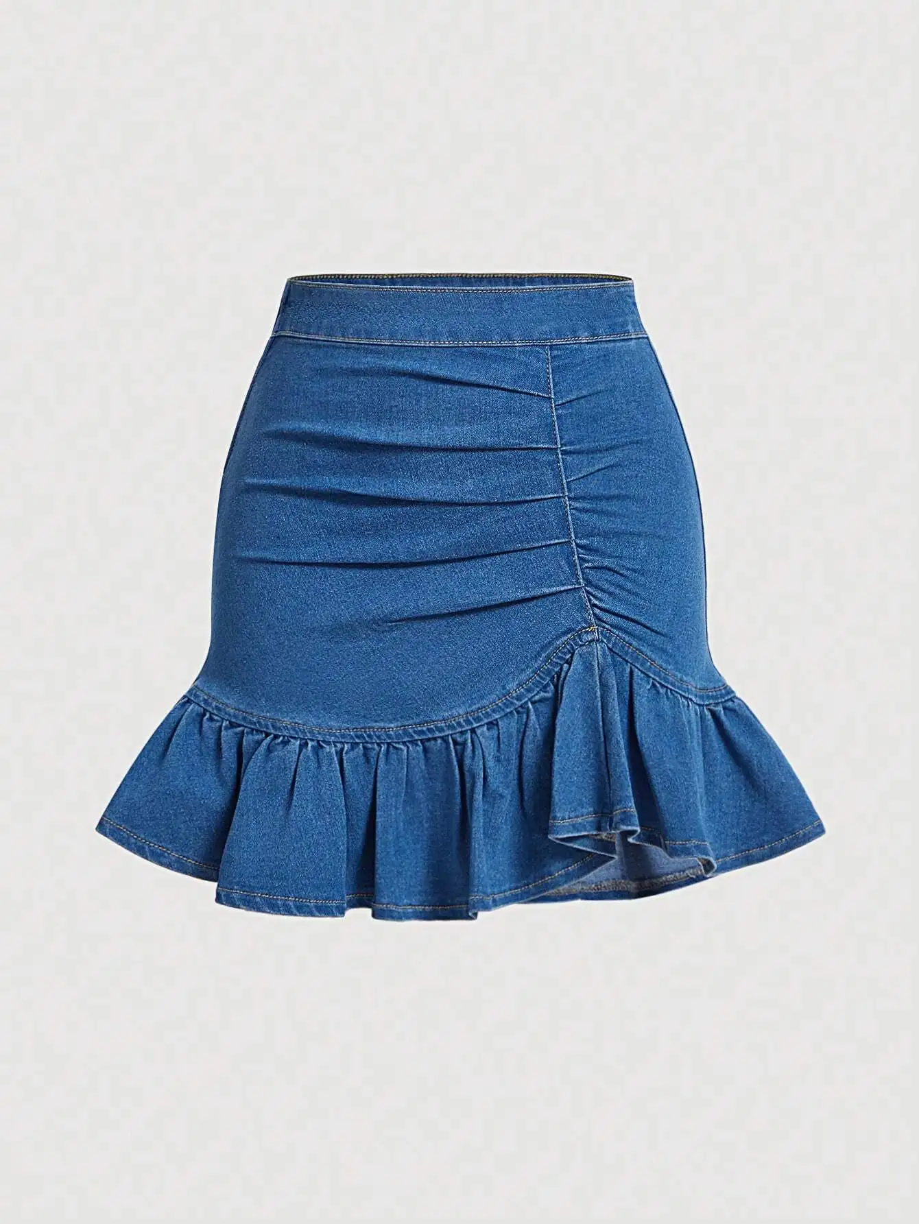 

Джинсовая юбка с драпировкой по бокам и расклешенным подолом с рюшами