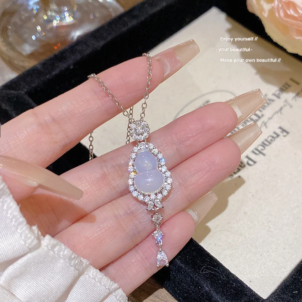 

2PcsTassel Gourd Imitation White Chalcedony Necklace Design Sense Niche Pendant Versatile Premium Sense Clavicle Chain