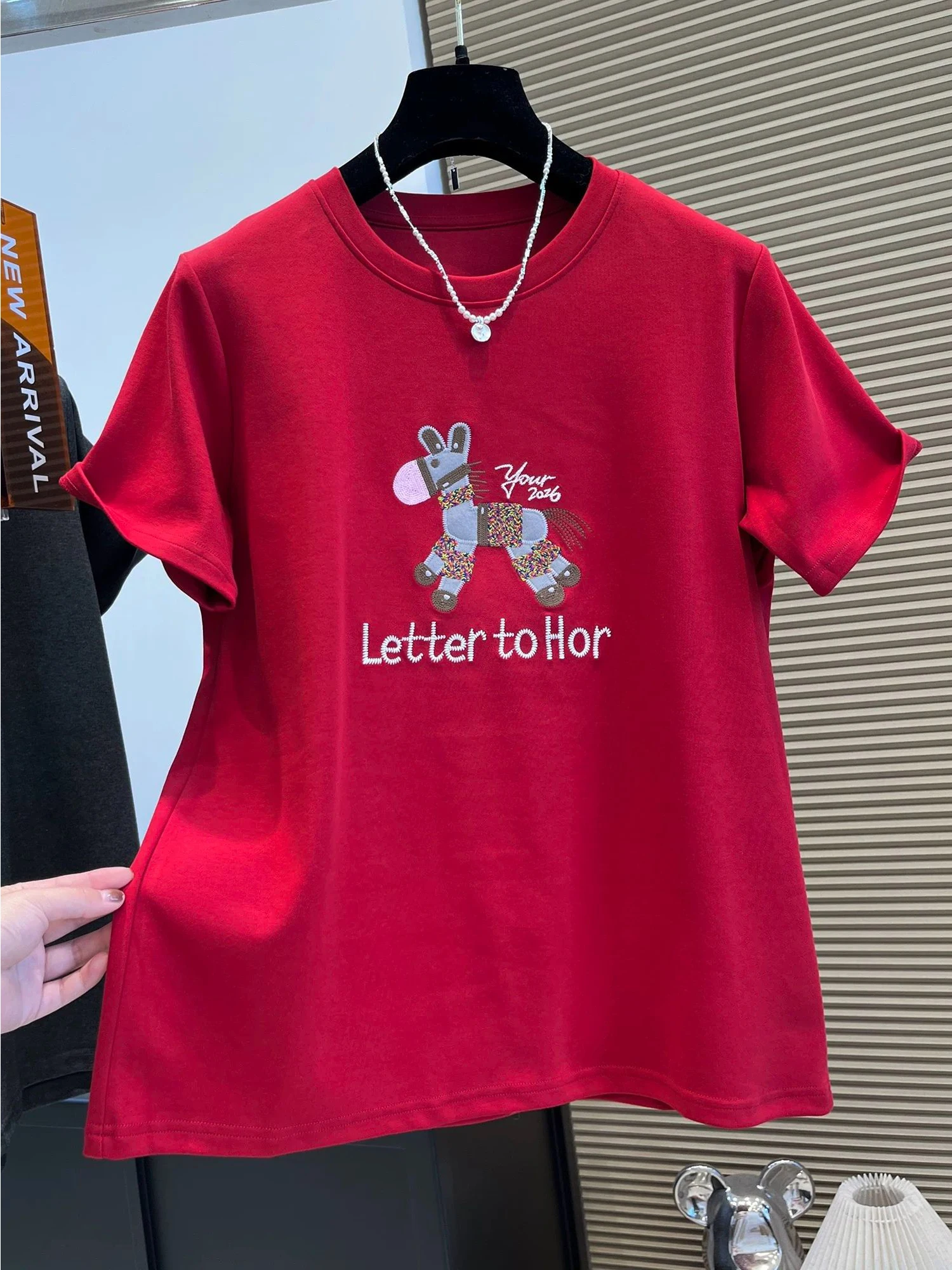 

Красная женская футболка с коротким рукавом, весенне-осенняя, для ношения под одеждой, с вышивкой, бархатная, модная, в стиле ретро, свободного кроя, с круглым вырезом, средней длины