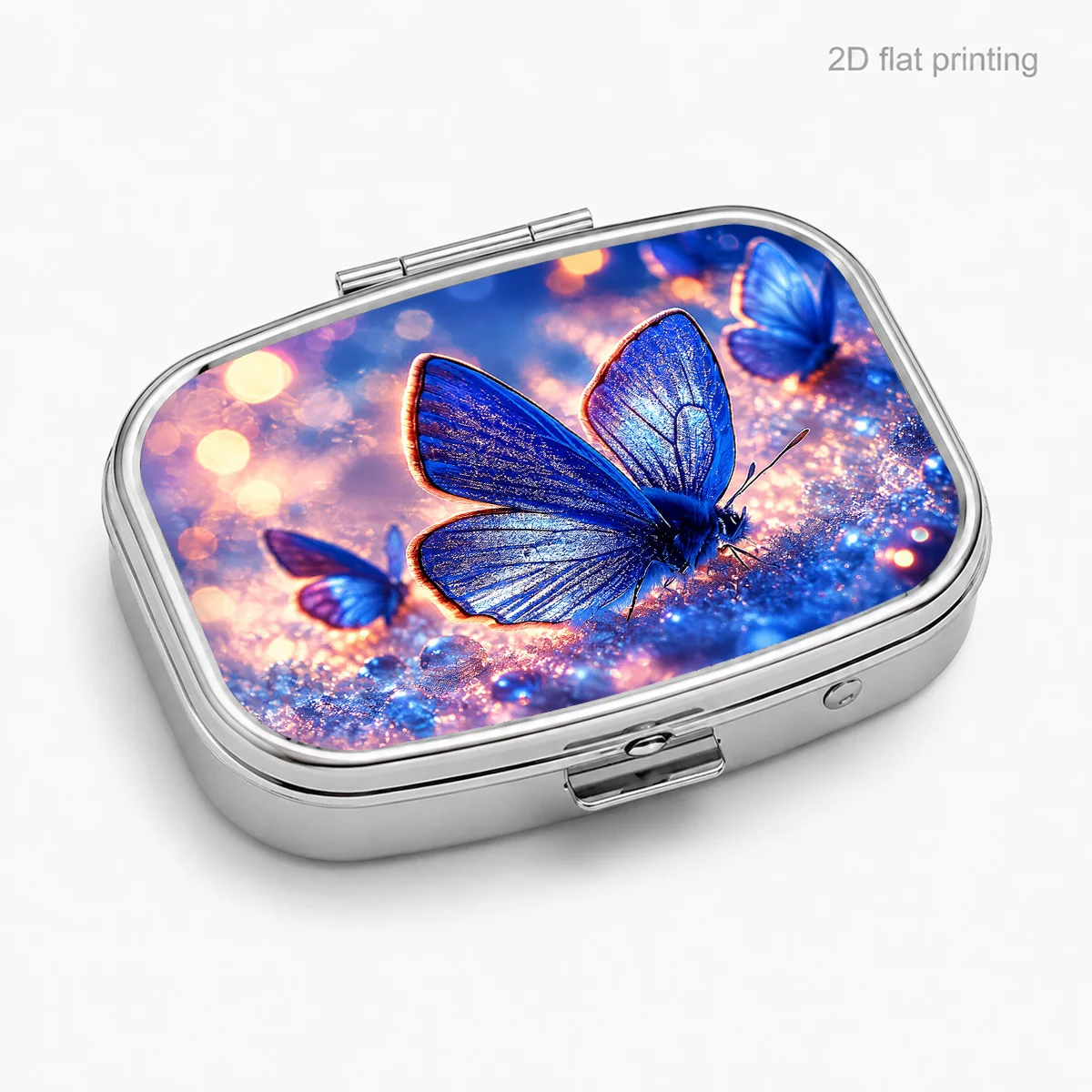 Single-piece, flat-printed, blue background with gold trim and a blue butterfly pattern with light spots, rectangular three-compartment pill box, portable medicine organizer, can also be used as a small accessory storage box, suitable for placing in a handbag or carrying around, an excellent holiday gift, flat design
