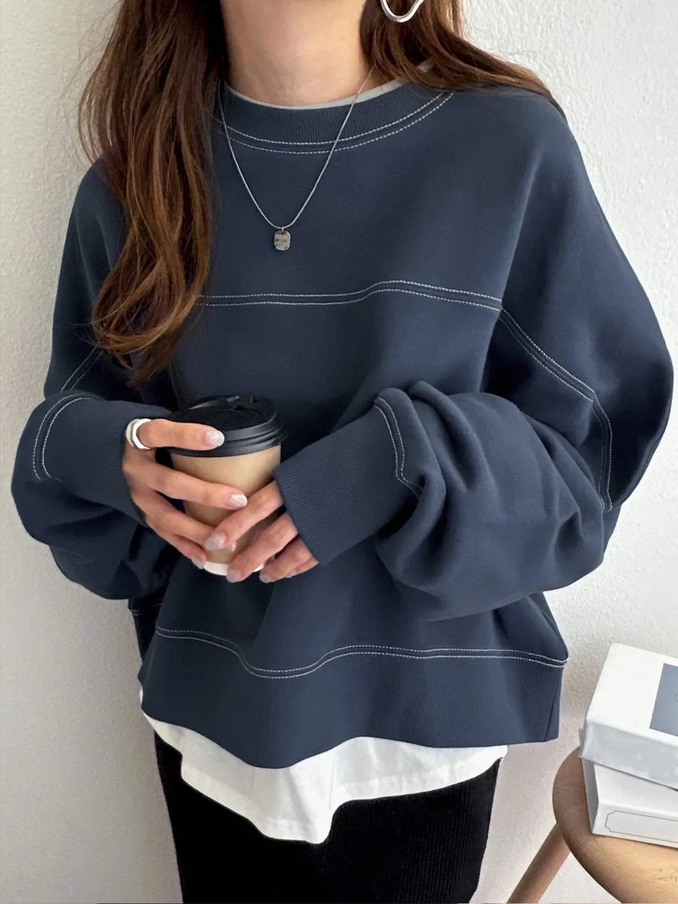 

Women's Oversized Round Neck Contrast Stitch Sweatshirt, Loose Fit for Autumn Winter Casual Wear