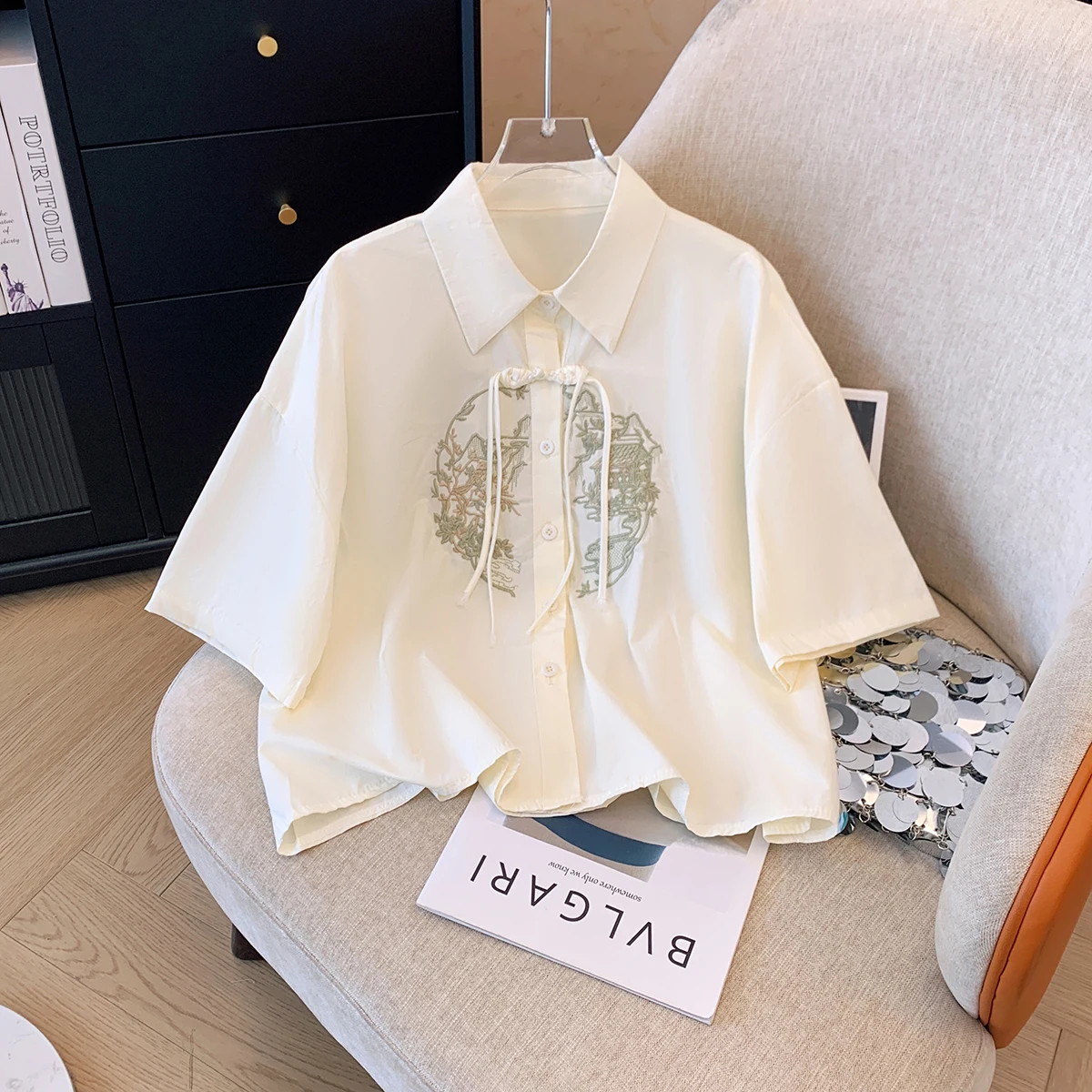 

Новая китайская женская летняя модная рубашка с вышивкой, в стиле дзен, с отложным воротником, из хлопка, с декоративной строчкой.