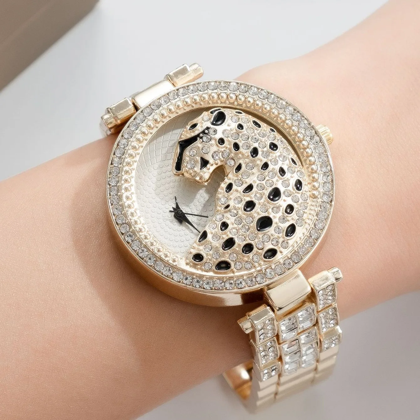 Leopard Inlaid Rhinestone Watch Elegant Hollow Minimalist Round Quartz Watch Women Jewelry Dress Watch