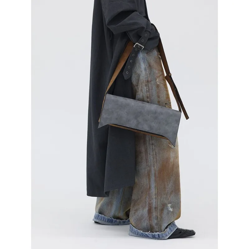 Nuova borsa a tracolla lucida grigio-marrone quadrata tridimensionale in pelle ad angolo affilato per il tempo libero semplice e squisito