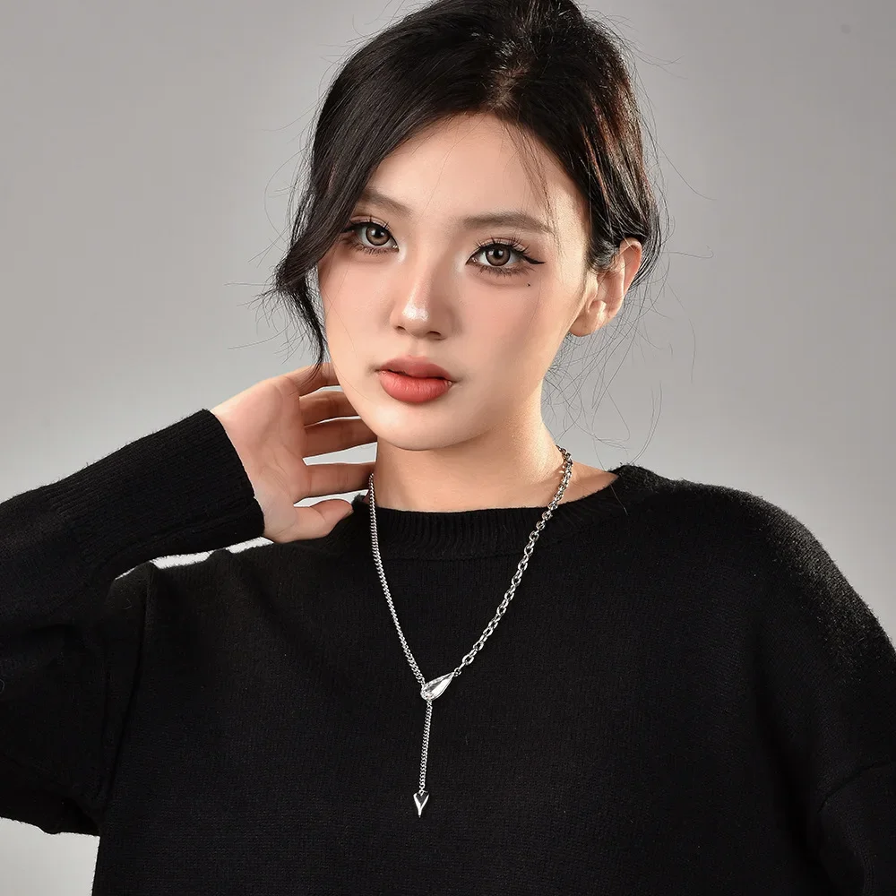 ティアドロップクリスタルネックレス、レディースファッショナブルなタッセル鎖骨チェーン、チェーンスプライシング、セーターチェーン