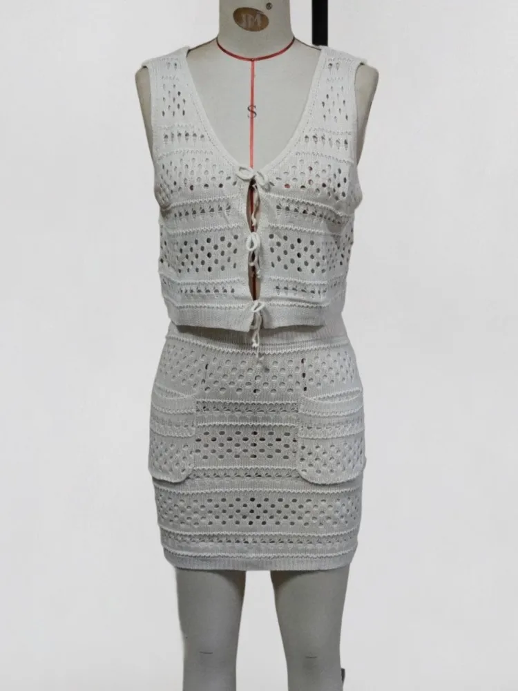 Strój kąpielowy dwuczęściowy: top i mini spódniczka, seksowny, modny, jednolity, z wycięciami, idealny na plażę.