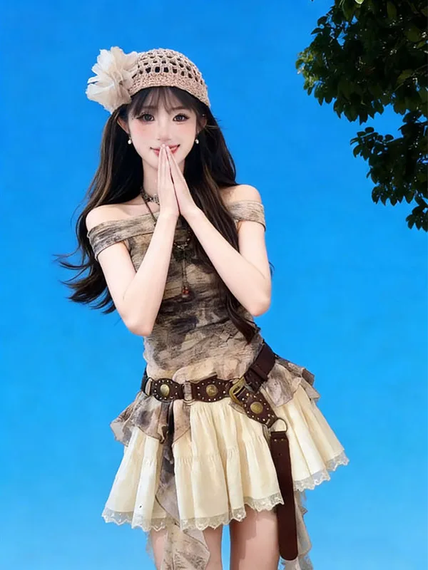 

Комплект в стиле Spicy Girl: топ на одно плечо с драпировкой и асимметричная юбка. Новинка лета для женщин, создающая ощущение роскоши.