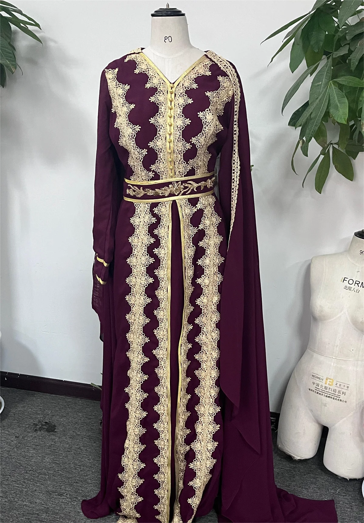 Classic Muslim Gown Evening Dresses Burgundy V Neck Cape Sleeve Split To Floor Two Piece Gold Lace Applique With Belt Elegant