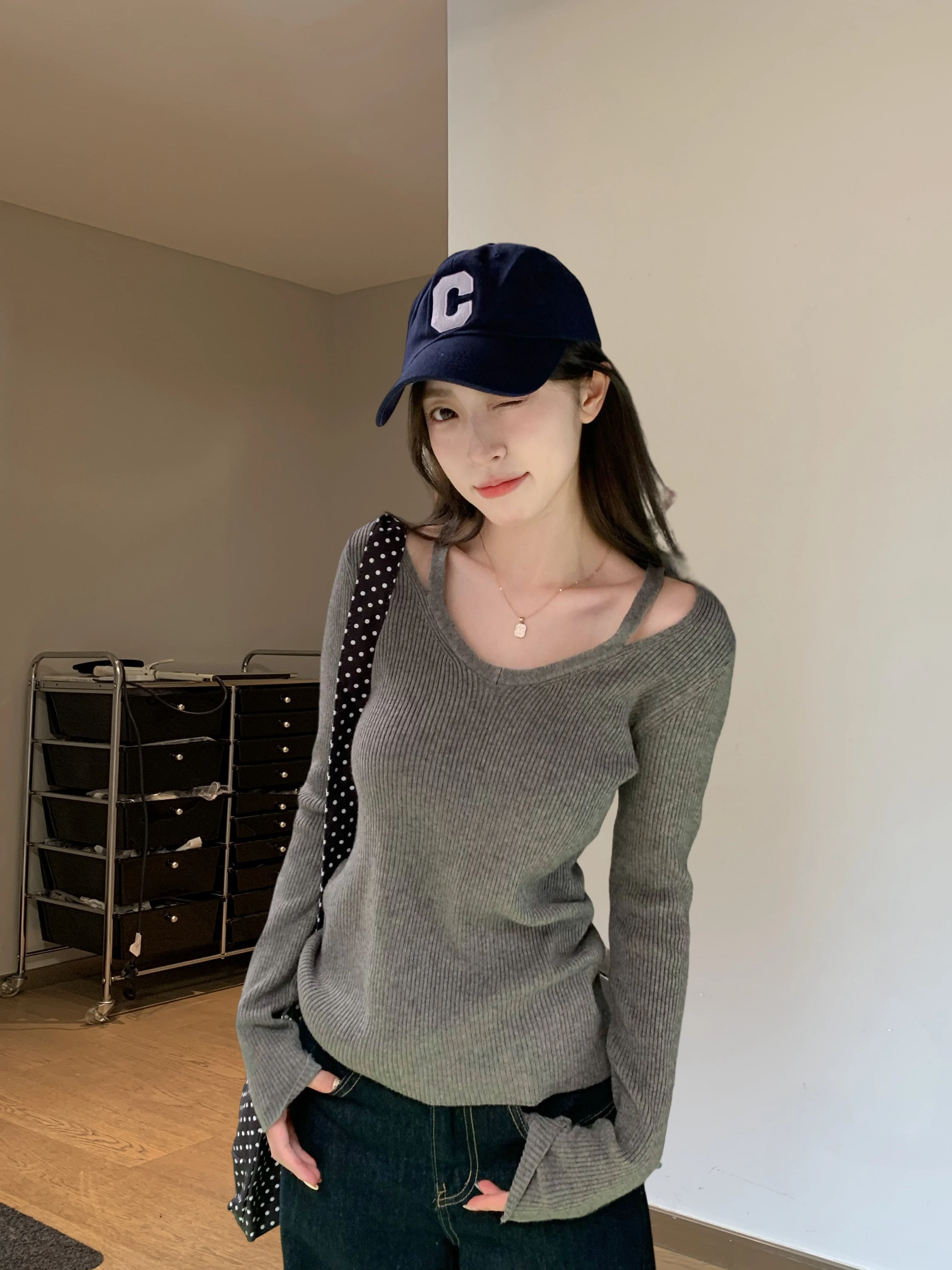 ملابس النساء محبوك سترة النساء بالأزرار جديد سليم كم طويل الخامس الرقبة الأبيض متماسكة سترة سترة النساء بلايز البلوزات Q2070