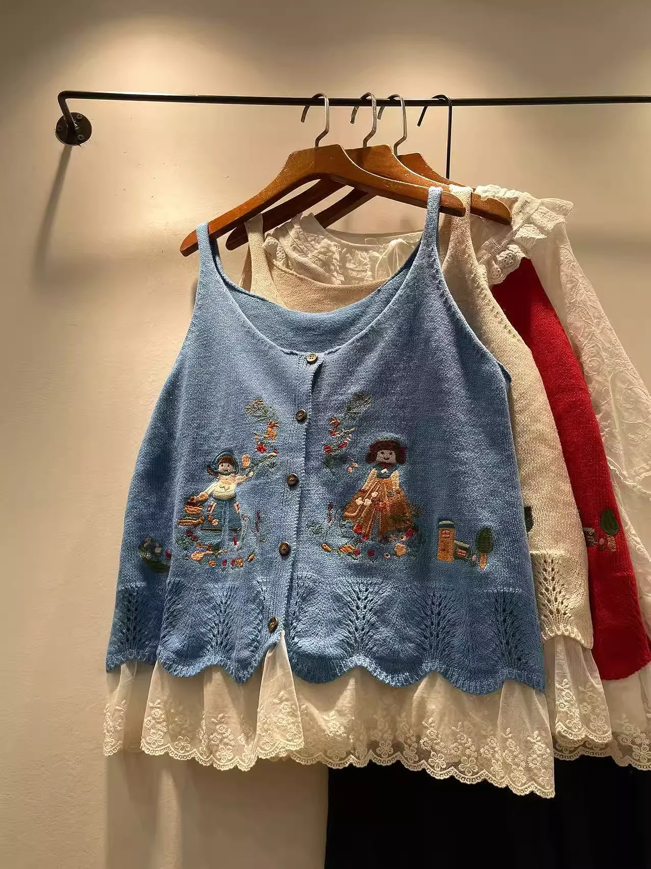 

Enianechu Mori Kei японский стиль мультфильм вышивка красный желтый вязаный камзол женский свитер жилет кардиган без рукавов